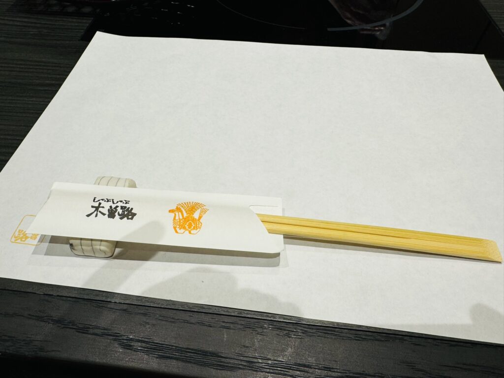 木曽路の箸袋と割り箸が白いランチョンマットに置かれたテーブル