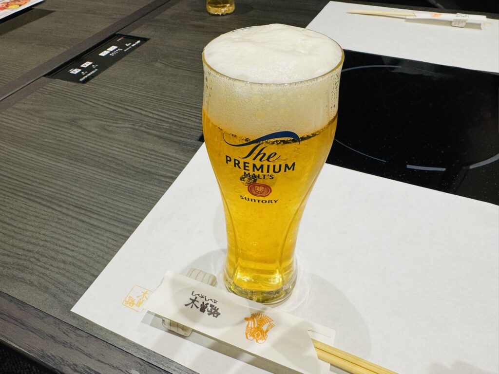 泡が立った生ビールのグラス(ザ・プレミアム・モルツ)