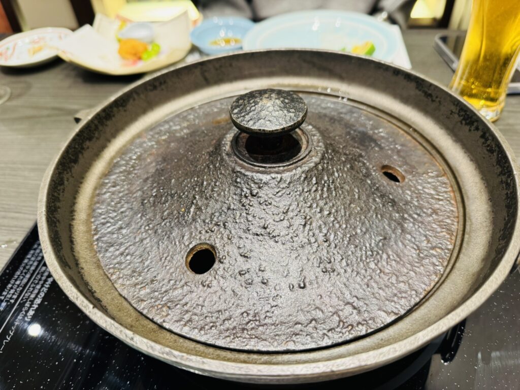 しゃぶしゃぶ用の鍋に蓋をした状態(湯気待ちの準備)