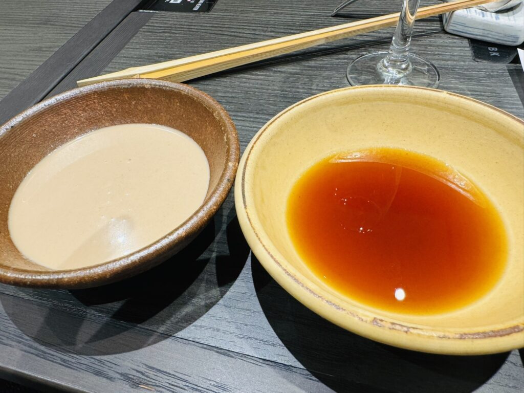 ごまだれとポン酢のつけだれ二種を器に用意