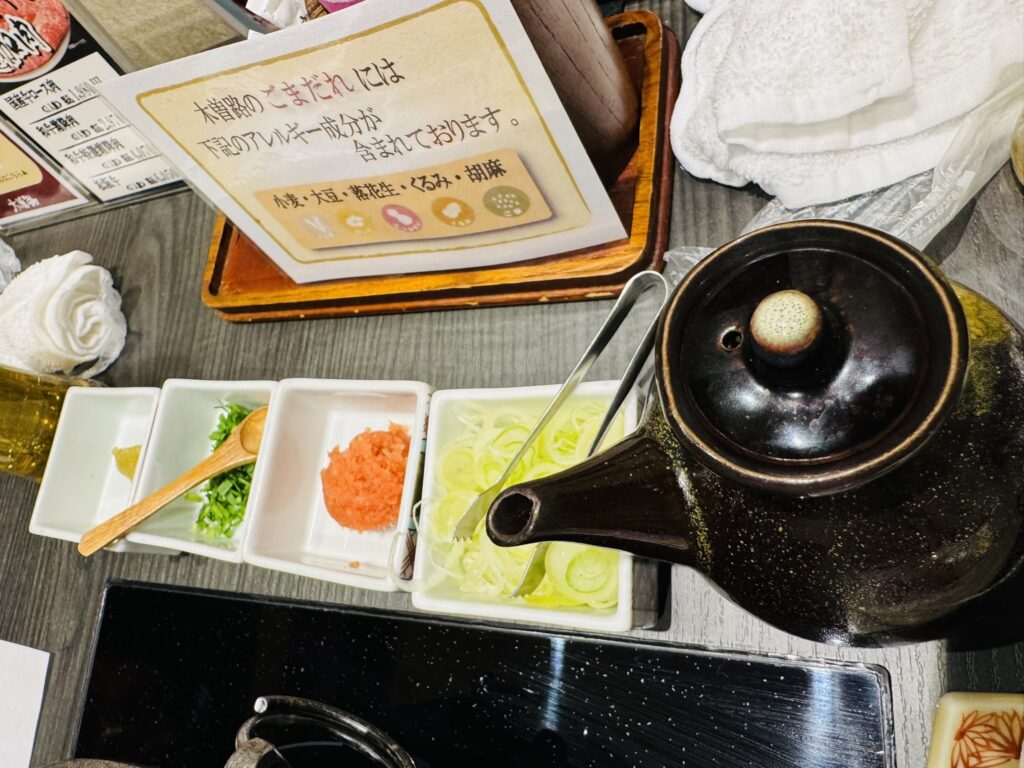 にんにく・刻みねぎ・もみじおろし・長ねぎの薬味4種とポン酢の急須