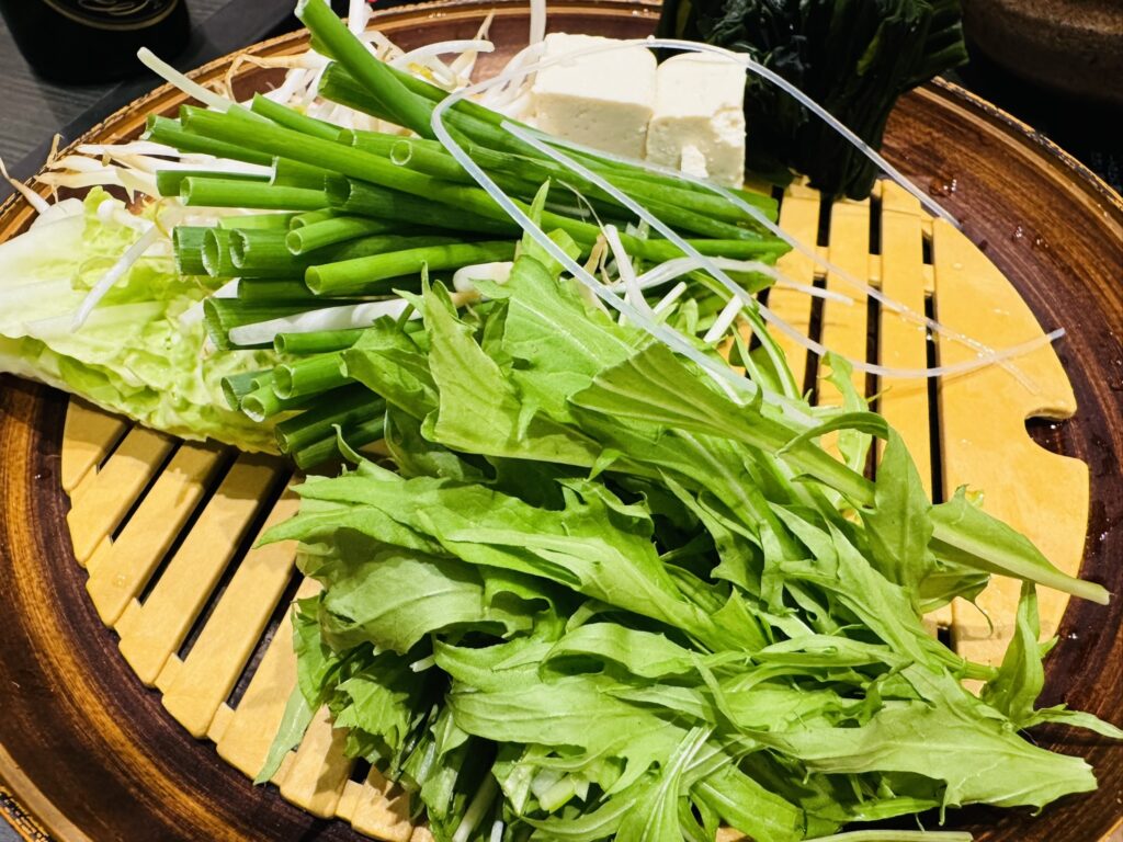 豆腐、白菜、水菜、ねぎ、えのき、わかめなどの野菜盛り
