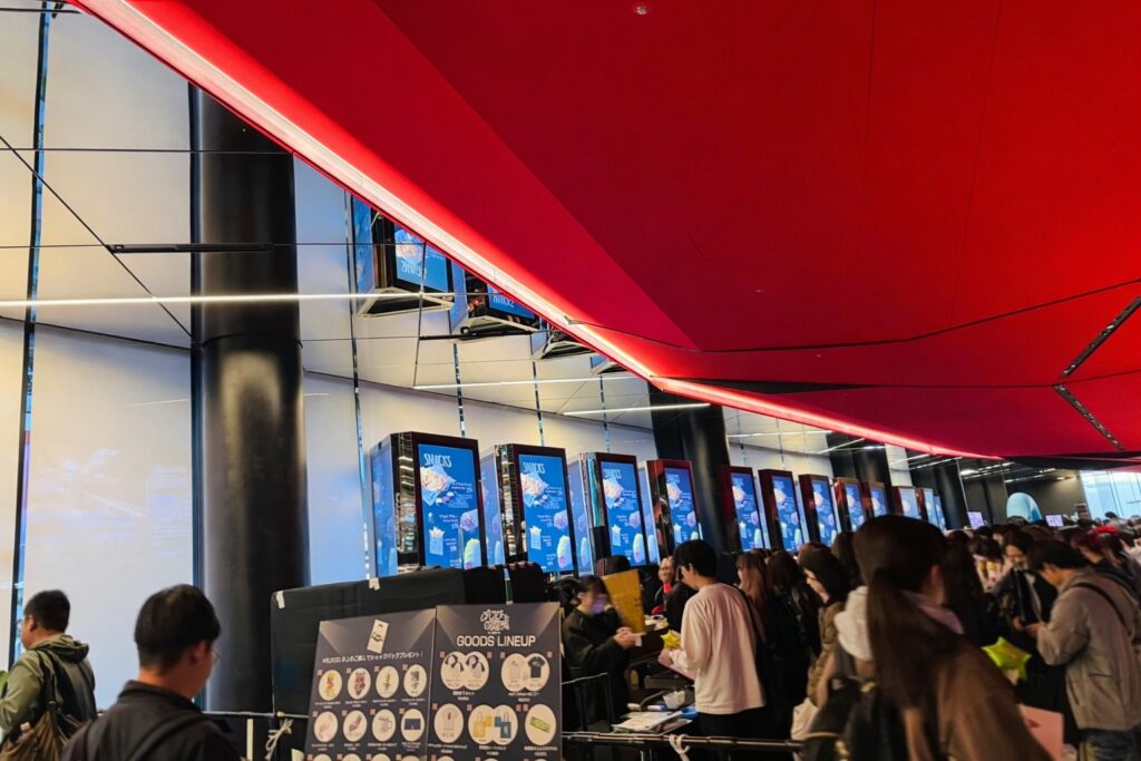 東京ガーデンシアター館内ロビーの物販エリアで並ぶ来場者の様子