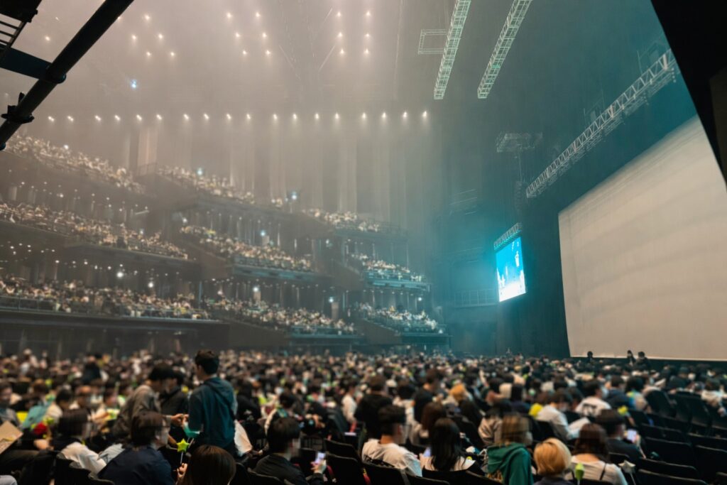 東京ガーデンシアターの客席全体が見える会場内写真（開演前の雰囲気）