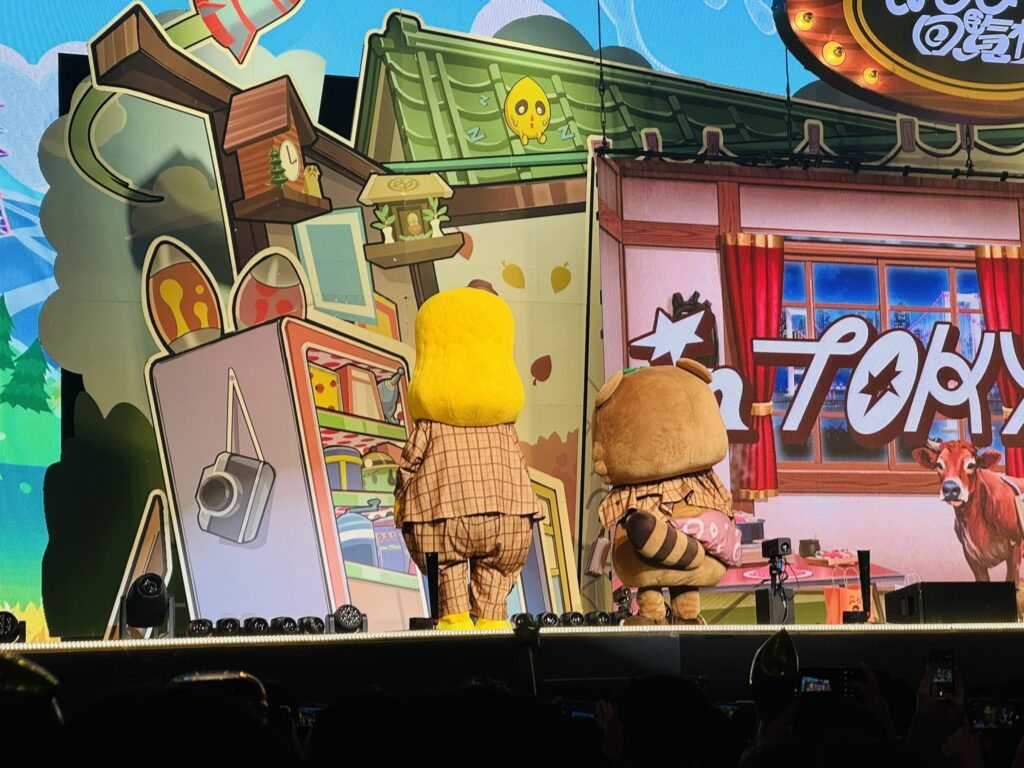 ステージ上のぽこぴーが舞台セットに向かっている後ろ姿