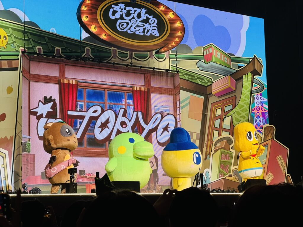 ステージ上に複数のキャラクターが登場しているシーン（ぽこぴー公演）