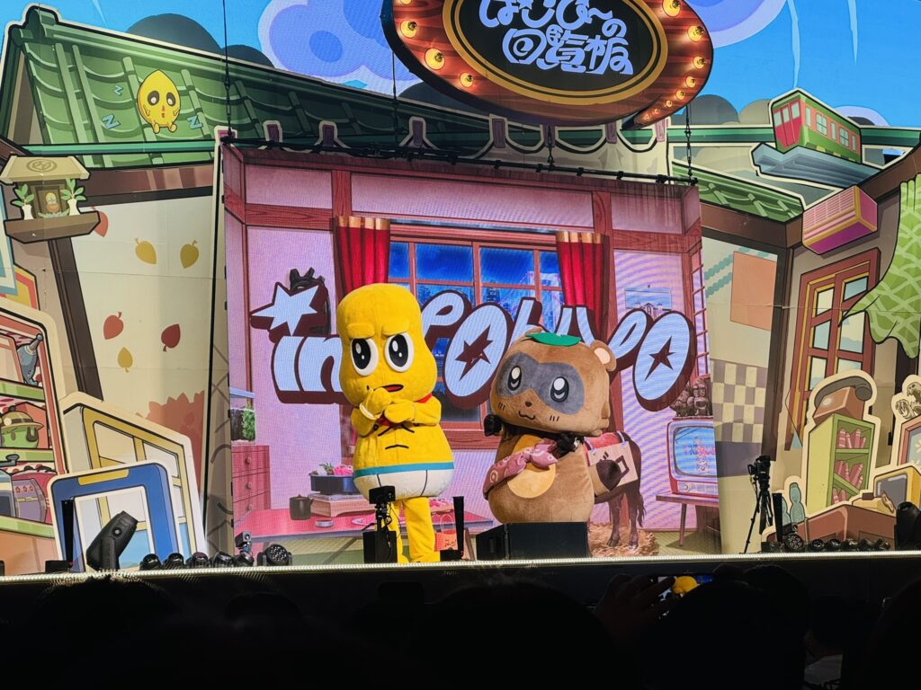 ステージ上のぽこぴーが並んで立っているシーン（ラスト付近）